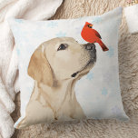 Yellow Lab kerstlabrador Kussen<br><div class="desc">Decoreer uw huis dit vakantieseizoen met deze schattige gele Labrador en kardinaal kerstkussen en bijpassend decor. Deze gele kerstkussen van de labrador zullen een favoriet zijn onder labrador-liefhebbers. Bezoek ons collectie voor de corresponderende gele kerstkaarten, thuisdeken en cadeaus. COPYRIGHT © 2020 Judy Burrows, Black Dog Art - Alle rechten voorbehouden....</div>