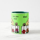 Yellow Labrador kijkt naar je Tweekleurige Koffiemok (Center)