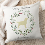 Yellow Labrador Merry kerstlabrador Retriever Kussen<br><div class="desc">Decoreer uw huis dit vakantieseizoen met deze elegante Merry Kerstyellow-labrador in een grote ontwerpkussen en bijbehorende decor. Deze gele kerstkussen van de labrador zullen een favoriet zijn onder labrador-liefhebbers. Bezoek ons collectie voor de corresponderende zwarte kerstkaarten, thuisdecor en cadeaus. COPYRIGHT © 2020 Judy Burrows, Black Dog Art - Alle rechten...</div>