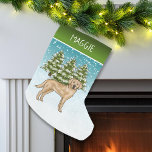 Yellow Labrador Retriever Snow Forest Aangepaste n Kleine Kerstsok<br><div class="desc">Destei's originele cartoon-illustratie van een schattige, gele Labrador Retriever-rashond. De hond wordt geplaatst in een winterscène met drie groene sparren en vallende sneeuw. De achtergrond is een blauw tot wit verloop, waardoor het ontwerp er die koude winterdag uitziet. Er is ook een groene verlooplijn aan de bovenkant met een aanpasbaar...</div>
