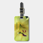 Yellow Lily loopt omhoog Sluiten Gepersonaliseerd Bagagelabel (Voorkant verticaal)