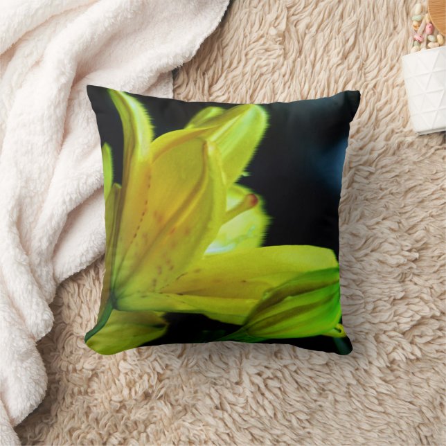 Yellow Lily met windeffect door Shirley Taylor Kussen (Deken)