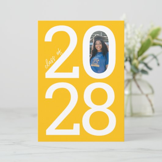 Yellow Modern Class Jaar van en Foto Afstuderen Aankondiging (Staand voorkant)