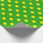 Yellow On Green Polka Dots Pattern Design  Cadeaupapier (Hoek)