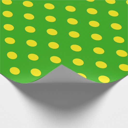 Yellow On Green Polka Dots Pattern Design  Cadeaupapier (Hoek)