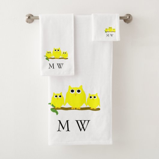 Yellow Owls Design Monogrammed Bad Handdoek (Insitu)