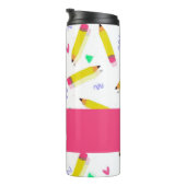 Yellow pencils and scrabbles on white thermosbeker (Geroteerd rechts)