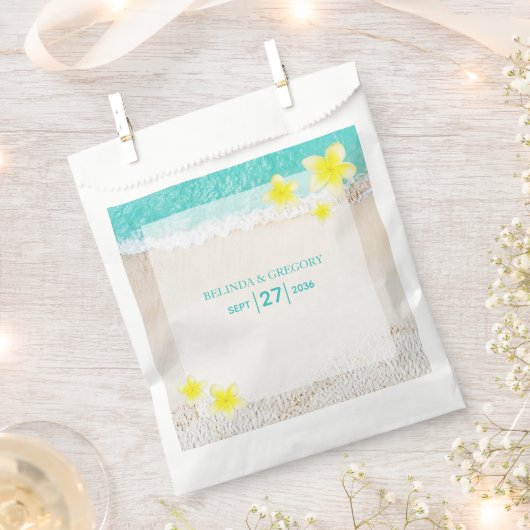 Yellow Plumeria Frangipani Tropical Beach Wedding Bedankzakje (Geknipt)