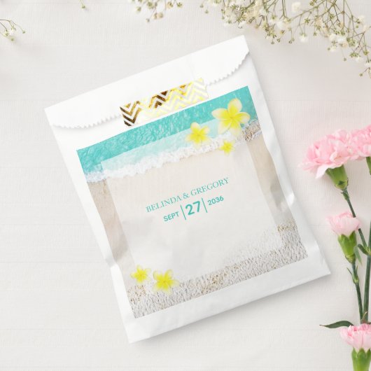 Yellow Plumeria Frangipani Tropical Beach Wedding Bedankzakje (Gezegeld)