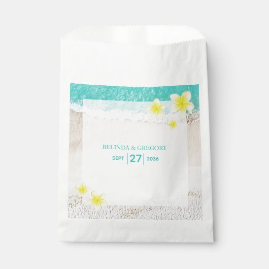 Yellow Plumeria Frangipani Tropical Beach Wedding Bedankzakje (Voorkant)