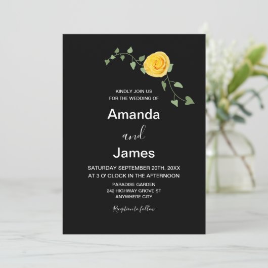 Yellow Rose and Green Vine Elegant Black Wedding Kaart (Staand voorkant)