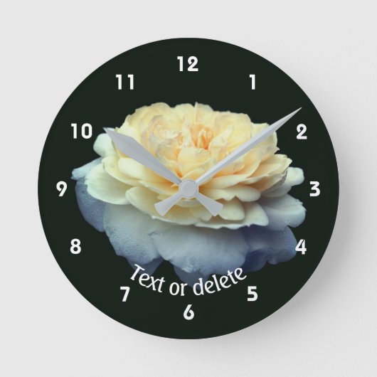 Yellow Rose Flower In Bloom Personalized Ronde Klok (Voorkant)