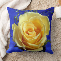 Yellow Rose Royal Blue Background Sierkussen