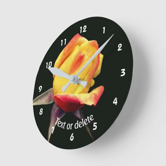 Yellow Rosebud Personalized Ronde Klok (Hoek)