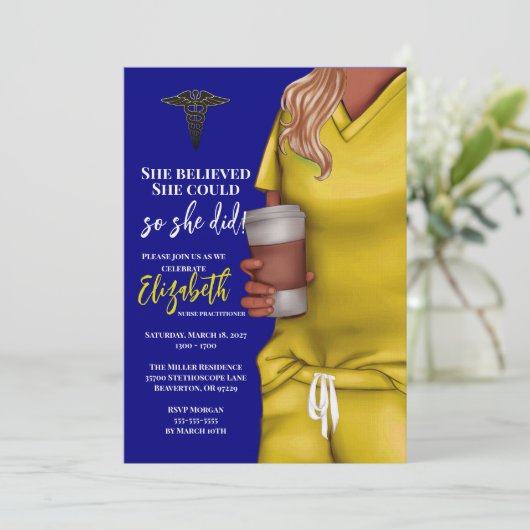 Yellow Scrubs Medische School Afstuderen Uitnodigi Kaart (Staand voorkant)