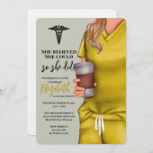 Yellow Scrubs Nursing School Afstuderen Uitnodigin Kaart (Voorkant / Achterkant)