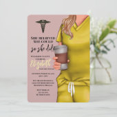 Yellow Scrubs Nursing School Afstuderen Uitnodigin Kaart (Staand voorkant)