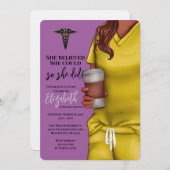 Yellow Scrubs Nursing School Afstuderen Uitnodigin Kaart (Voorkant / Achterkant)