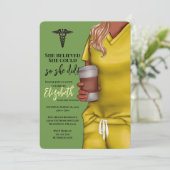 Yellow Scrubs Nursing School Afstuderen Uitnodigin Kaart (Staand voorkant)