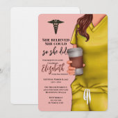 Yellow Scrubs Nursing School Afstuderen Uitnodigin Kaart (Voorkant / Achterkant)