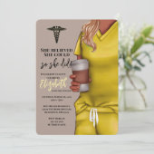 Yellow Scrubs Nursing School Afstuderen Uitnodigin Kaart (Staand voorkant)