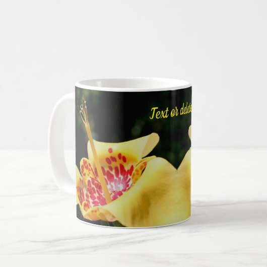 Yellow Spotted Lily Flower Personalized Koffiemok (Voorkant links)