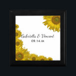 Yellow Sunflower Edge Wedding Cadeaudoosje<br><div class="desc">Pas de Yellow Sunflower Edge Wedding Gift Box aan met de persoonlijke namen van de bruid- en bruidedag en de huwelijksfeestdag. Creëer een gepersonaliseerd cadeautje voor de newlyweds of een dankjewel voor je huwelijkstagiairs, bruidsmeisjes en brudale feestjes. Deze mooie cadeaudoos voor bloemrijke bruiloft is voorzien van gele zonnebloemen die de...</div>