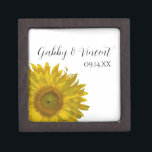 Yellow Sunflower Premium Juwelen Doos<br><div class="desc">Pas de  Yellow Sunflower Wedding Gift Box aan met de persoonlijke namen van de bruid en de bruidegom en de specifieke huwelijksfeestdag om een cadeautje voor de bruid of haar bruidsmeisjes te creëer. Deze mooie cadeaudoos voor bloemrijke bruiloft heeft een gele zonnebloem met een witte achtergrond.</div>