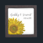 Yellow Sunflower Premium Juwelen Doos<br><div class="desc">Pas de  Yellow Sunflower Wedding Gift Box aan met de persoonlijke namen van de bruid en de bruidegom en de specifieke huwelijksfeestdag om een cadeautje voor de bruid of haar bruidsmeisjes te creëer. Deze mooie cadeaudoos voor bloemrijke bruiloft heeft een gele zonnebloem met een witte achtergrond.</div>