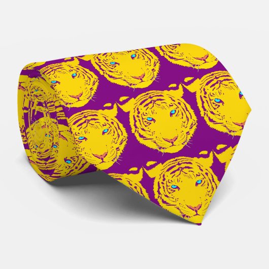 Yellow Tiger Head Paarse accenten op Paarse stropd Stropdas (Opgerold)