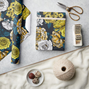 Yellow, white and bi-color roses with blue leaves cadeaupapier