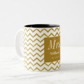Yellow White Chevron Chic Mrs Wedding Tweekleurige Koffiemok (Voorkant links)