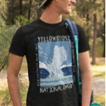 Yellowstone National Park Old Faithful Distful T-shirt<br><div class="desc">Ontwerp van een geelstenen bosvectorillustratie. Het park bevat dramatische canyons,  alpiene rivieren,  spoelbossen,  hete bronnen en geisers,  inclusief de beroemdste oude gelovigen.</div>