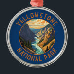 Yellowstone National Park River Distress Circle Metalen Ornament<br><div class="desc">Ontwerp van geelstenen vectorillustraties. Het park bevat dramatische canyons,  alpiene rivieren,  spoelbossen,  hete bronnen en geisers,  inclusief de beroemdste oude gelovigen.</div>