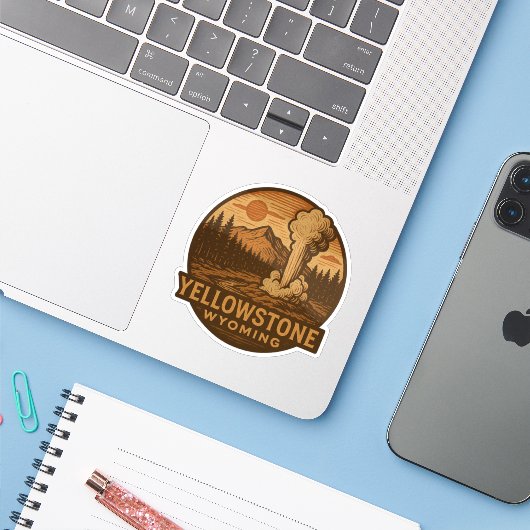Yellowstone National Park Vinyl Sticker (Laptop met iPhone)