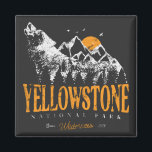 Yellowstone National Park Wolf Mountains  Magneet<br><div class="desc">ontwerp Yellowstone US National Park Wolf, Mountains & Adventure. Geweldig kledingontwerp voor mensen die van buitenkamperen houden, kamper, wandelaar, wegreis, familieruis, zomerreis. Het perfecte t-shirt om te draag tijdens de planning van de landelijke parken. Een fantastische illustratie van een reis met een ouderwetse stijl maakt ook een geweldig cadeauidee voor...</div>