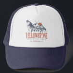 Yellowstone National Park Wolf Mountains  Trucker Pet<br><div class="desc">ontwerp Yellowstone US National Park Wolf, Mountains & Adventure. Geweldig kledingontwerp voor mensen die van buitenkamperen houden, kamper, wandelaar, wegreis, familieruis, zomerreis. Het perfecte t-shirt om te draag tijdens de planning van de landelijke parken. Een fantastische illustratie van een reis met een ouderwetse stijl maakt ook een geweldig cadeauidee voor...</div>