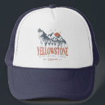 Yellowstone National Park Wolf Mountains  Trucker Pet<br><div class="desc">ontwerp Yellowstone US National Park Wolf, Mountains & Adventure. Geweldig kledingontwerp voor mensen die van buitenkamperen houden, kamper, wandelaar, wegreis, familieruis, zomerreis. Het perfecte t-shirt om te draag tijdens de planning van de landelijke parken. Een fantastische illustratie van een reis met een ouderwetse stijl maakt ook een geweldig cadeauidee voor...</div>