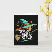 Yes I Can Drive A Stick Funny Halloween Witch Gift Kaart (Gele Bloem)