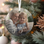 Yiayia Grandma Script Overlay Glas Ornament<br><div class="desc">Creëer een cadeautje voor een speciale grootmoeder met deze mooie aangepaste sierbloem. "Yiayia" verschijnt als een elegante witte scriptbedekking op je favoriete foto van oma en haar kleinkind of kleinkinderen.</div>