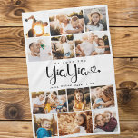 Yiayia We houden van je hart Moderne fotocollage Theedoek<br><div class="desc">We houden van je Yiayia! Kute, moderne familiefoto collage keukenhanddoek om oma te shows hoeveel ze van haar houdt. We houden van dit handgeschreven script met hartbloei, waardoor dit een hartverwarmend keepascadeau is voor een geliefde grootouder. Personaliseer met 12 favoriete afbeeldingen en uw persoonlijke boodschap en namen. Verkrijgbaar in veel...</div>