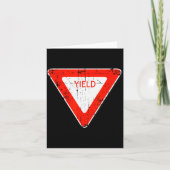 Yield Road Street Sign Funny Sarcastic Distressed  Kaart (Voorkant)