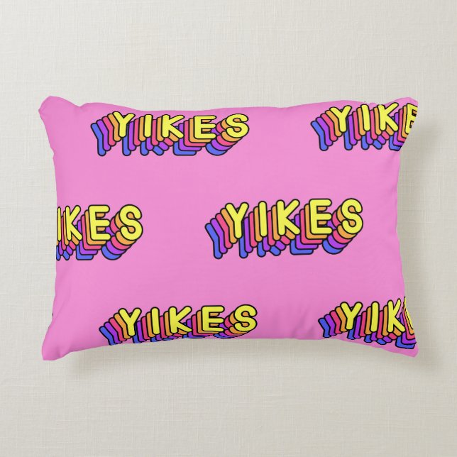 Yikes Words: Roze  behang. Accent Kussen (Voorkant)