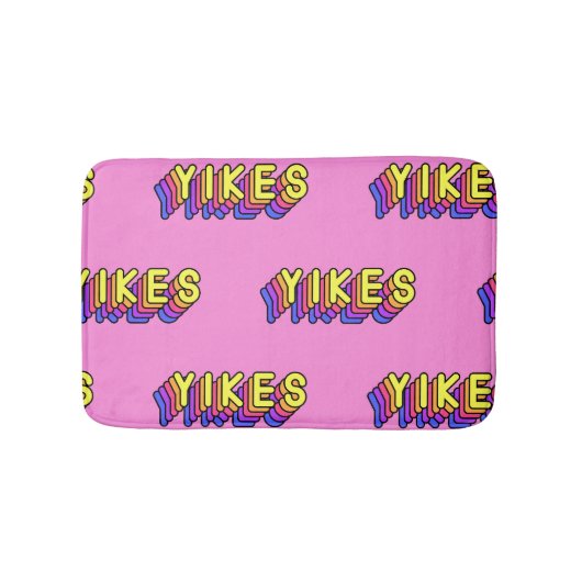 Yikes Words: Roze behang. Badmat (Voorkant)