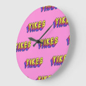Yikes Words: Roze behang. Grote Klok (Hoek)