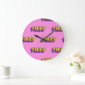 Yikes Words: Roze behang. Grote Klok (Huis)