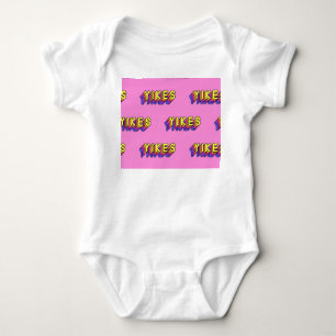 Yikes Words: Roze  behang. Romper