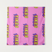 Yikes Words: Roze behang. Wandkleed (Voorkant (horizontaal))