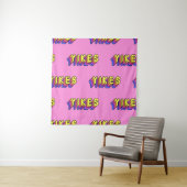 Yikes Words: Roze behang. Wandkleed (In situ)