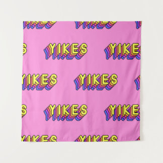 Yikes Words: Roze behang. Wandkleed